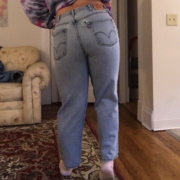 Y2K Light-Wash Relaxed Fit Levi Mom Jeans - Picture 3 of 8